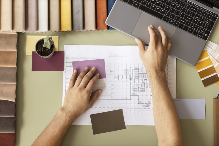 A imagem mostra alguém fazendo um curso de Design de Interiores