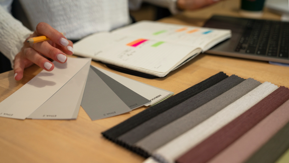 A imagem mostra paletas de cores de um design